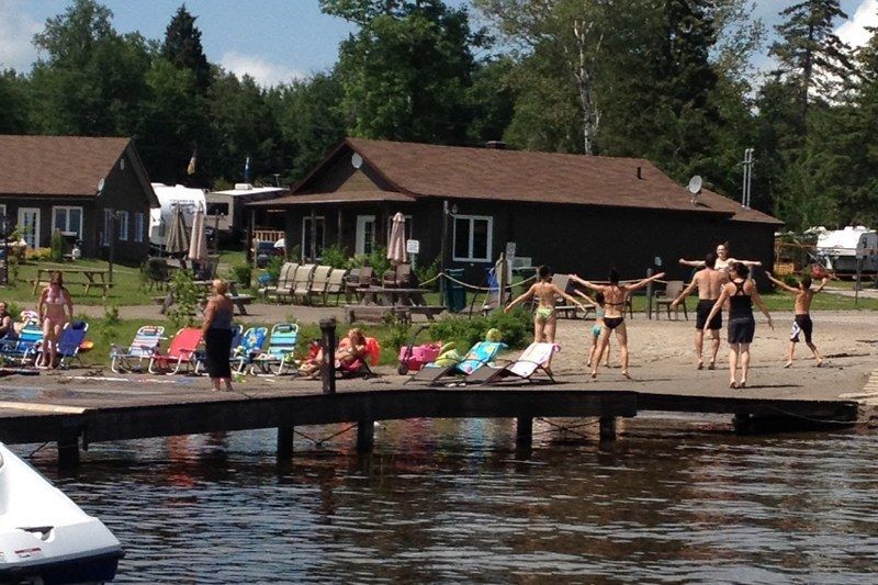 Les Chalets Baie Cascouia Larouche Eksteriør billede
