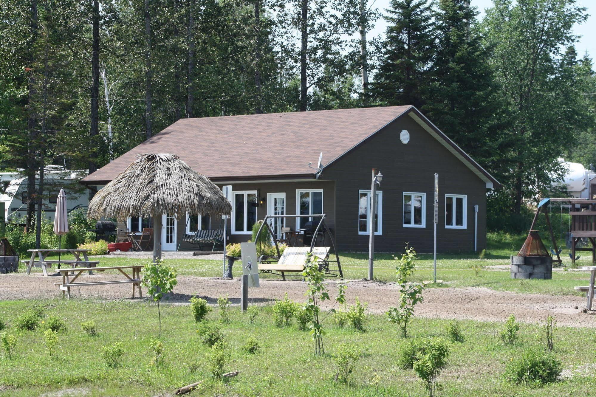 Les Chalets Baie Cascouia Larouche Eksteriør billede