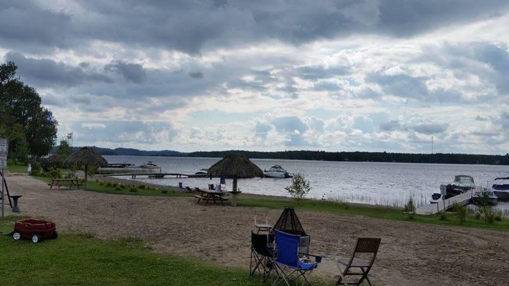 Les Chalets Baie Cascouia Larouche Eksteriør billede