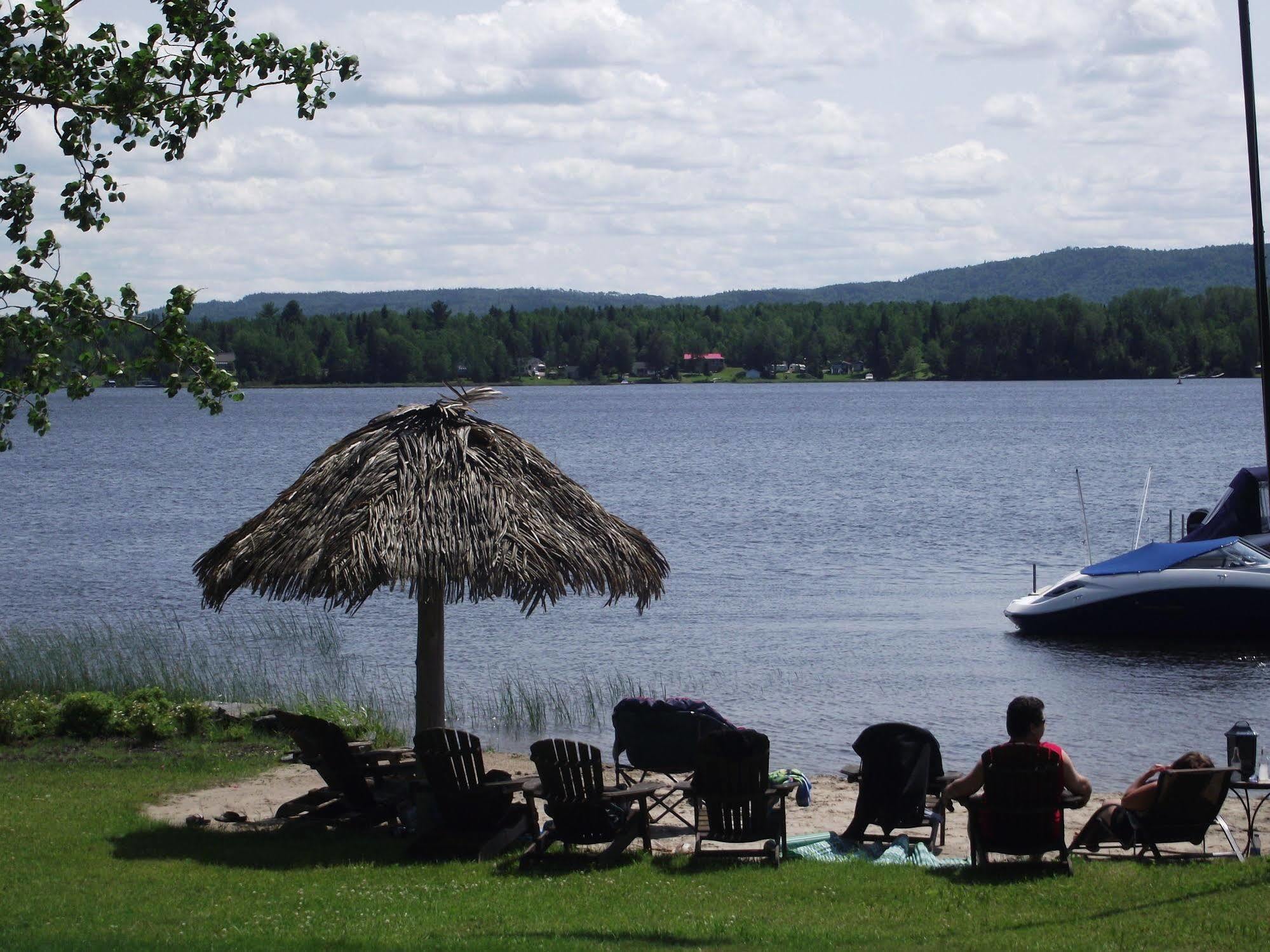 Les Chalets Baie Cascouia Larouche Eksteriør billede